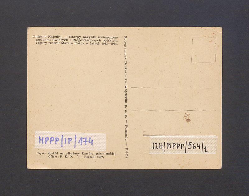 Gniezno - katedra. Skarpy bazyliki uwieńczone rzeźbami świętych i błogosławionych.