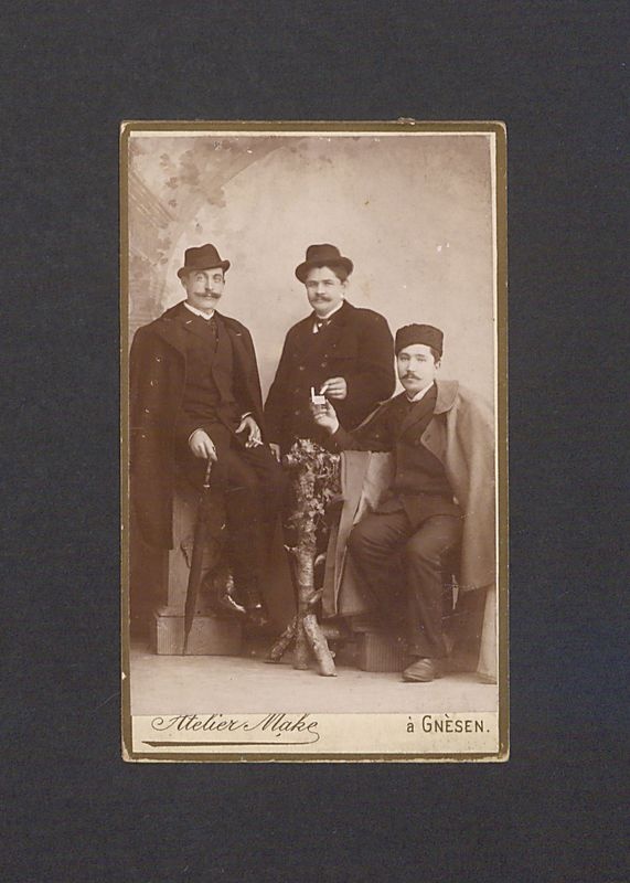 Portret trzech mężczyzn, wśród nich Józef Przybyszewski.