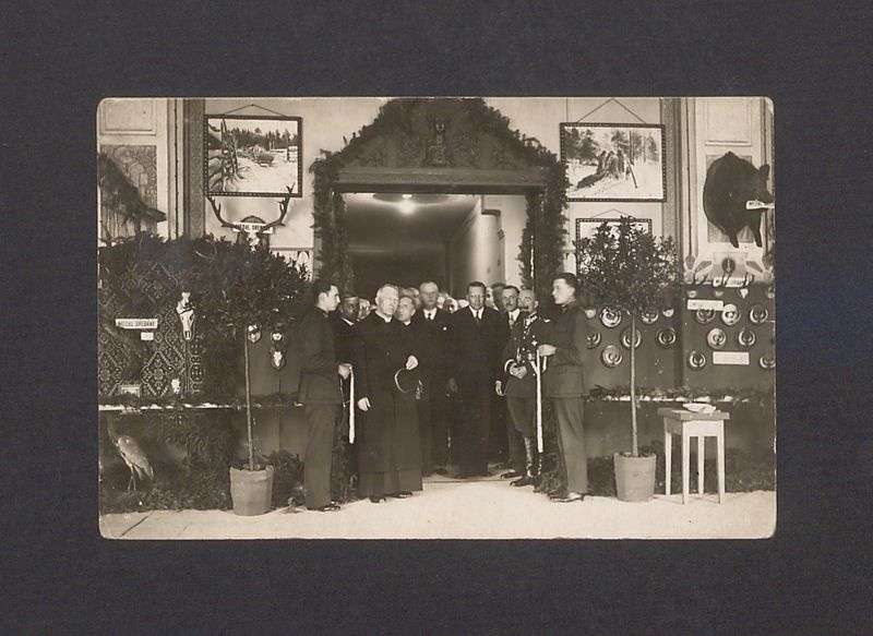 Wystawa produktów rolniczych w Hotelu Europejskim.
Moment otwarcia wystawy tuż po przecięciu wstęgi. 
