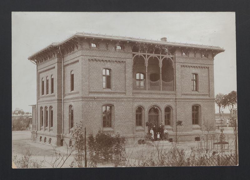 Gniezno – Dziekanka. Dom dyrektora szpitala, przed budynkiem ówczesny dyrektor szpitala wraz z rodziną. 