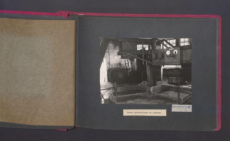 Poszczególne etapy produkcji w Wytwórni Win przy ul. Park Kościuszki 17. Prasa hydrauliczna do moszczy.