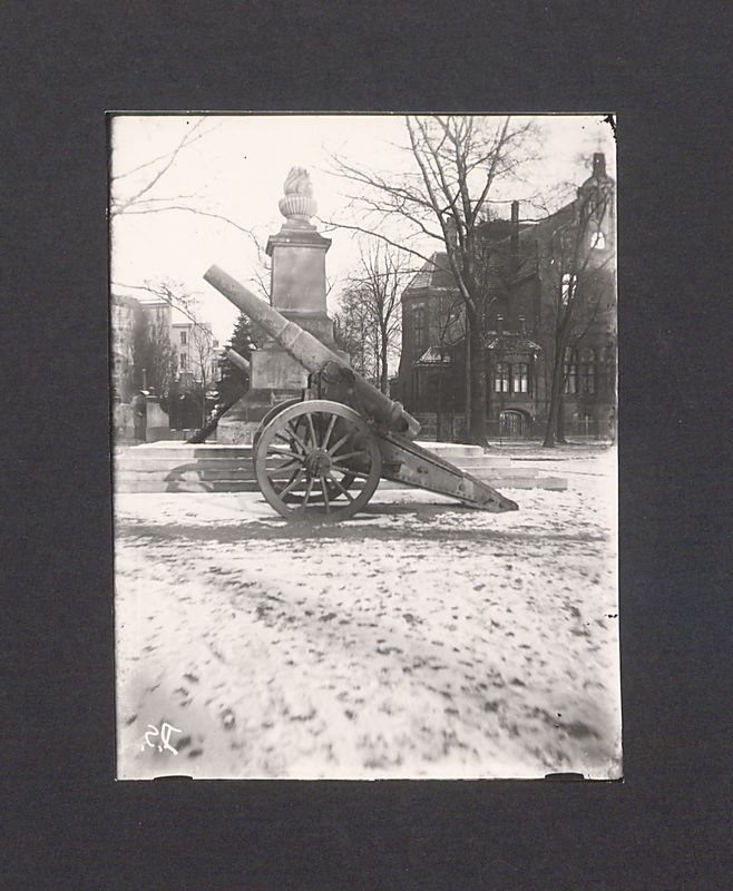Szklane negatywy Dionizego Scholtza. Pomnik Poległych Bohaterów odsłonięty 1-05-1924 przez prezydenta Polski Stanisława Wojciechowskiego.
