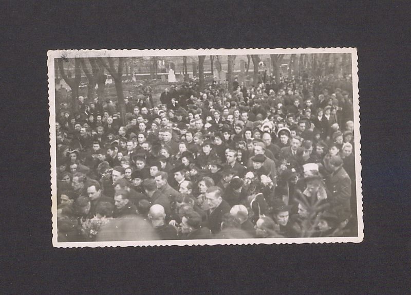 Uczestnicy powtórnego pogrzebu pomordowanych w Rawiczu.