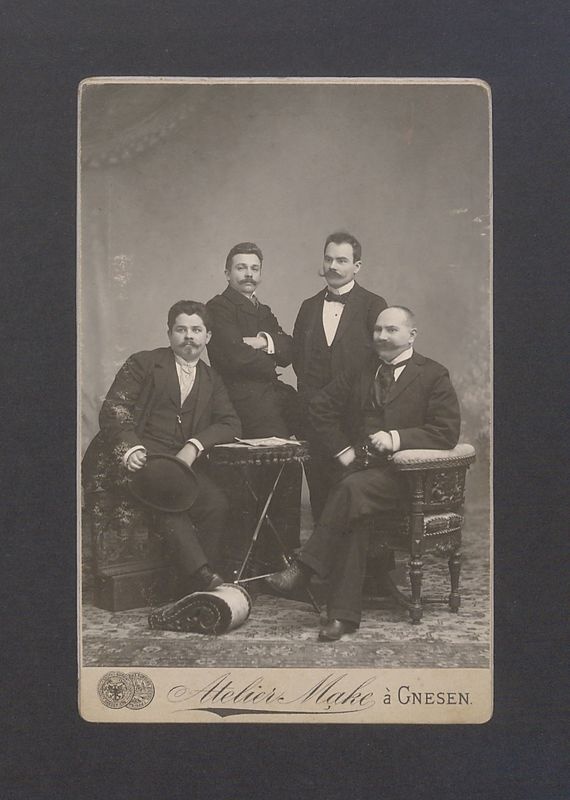 Portret czterech mężczyzn, wśród nich Józef Przybyszewski, kupiec gnieźnieński.