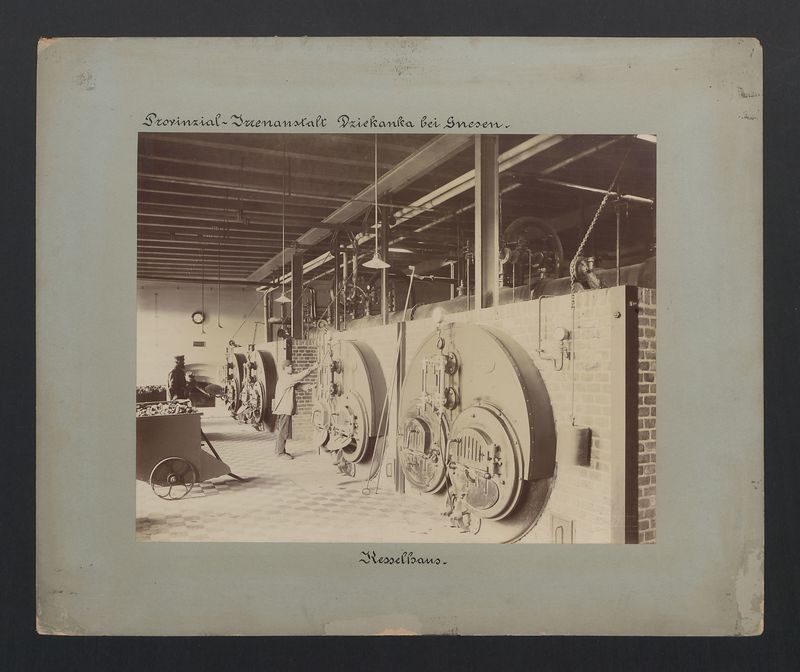 Gniezno – Dziekanka. Kotłownia. Urządzenia służące do ogrzewania pomieszczeń szpitalnych.