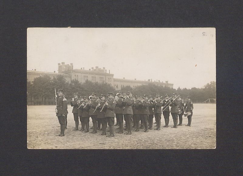 Żołnierze 69 Pułku Piechoty w dniu odsłonięcia gipsowej wersji pomnika Bolesława Chrobrego.