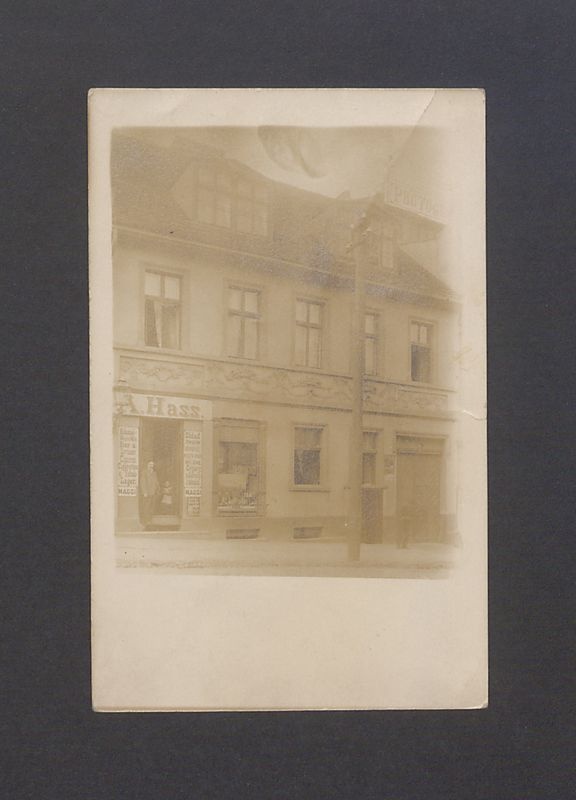 Budynek przy ul. Tumskiej 4, w tym sklep Albina Hassa.