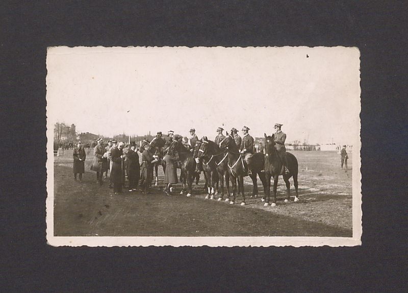 Zawody konne. Prezentacja zawodników.