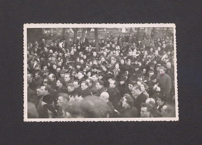 Uczestnicy powtórnego pogrzebu pomordowanych w Rawiczu.