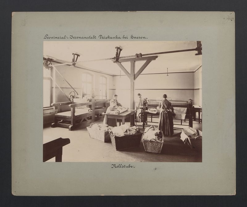 Gniezno – Dziekanka. Maglarnia. Pomieszczenie wyposażone w różne rodzaje magli, stoły i kosze.