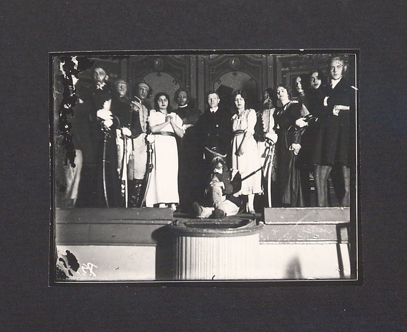 Szklane negatywy Dionizego Scholtza. Teatr uczniowski w Gimnazjum Bolesława Chrobrego – fragment „Warszawianki”.