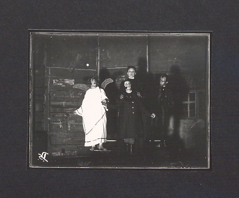 Szklane negatywy Dionizego Scholtza. Teatr uczniowski w Gimnazjum Bolesława Chrobrego – fragment "Dziadów".