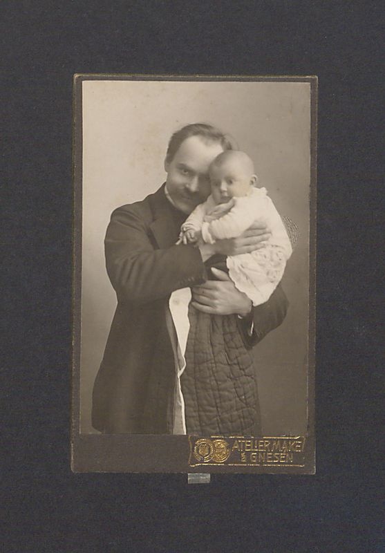 Mężczyzna pokazujący niemowlę.