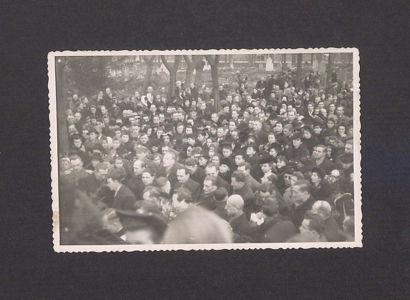 Uczestnicy powtórnego pogrzebu pomordowanych w Rawiczu.