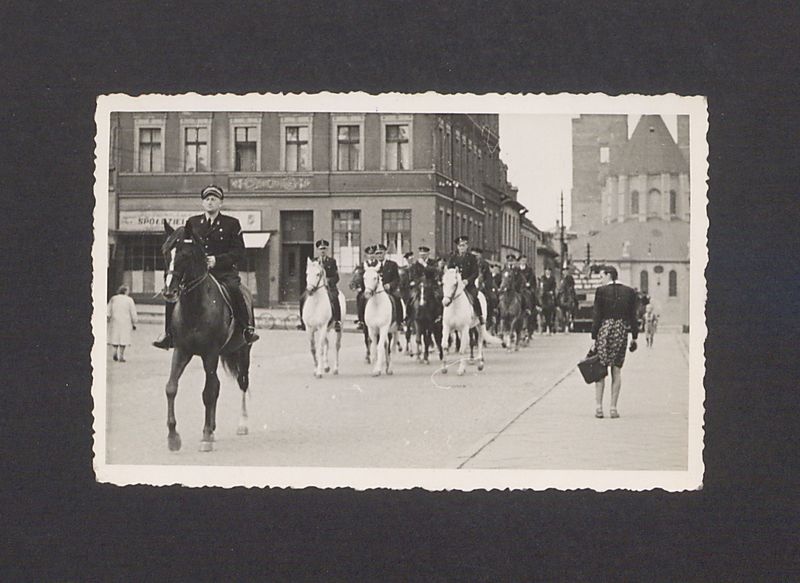 Konie z miejscowej stadniny wkraczają na Rynek, na pierwszym planie dyrektor A. Grabowski.