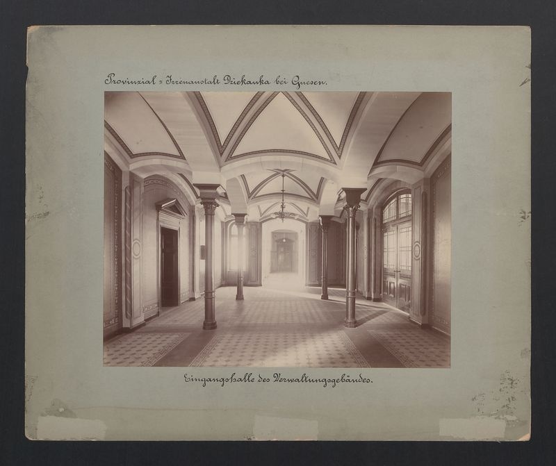 Gniezno – Dziekanka. Korytarz w budynku administracyjnym. W korytarzu zwracają uwagę zastosowane kolumny i sklepienie.