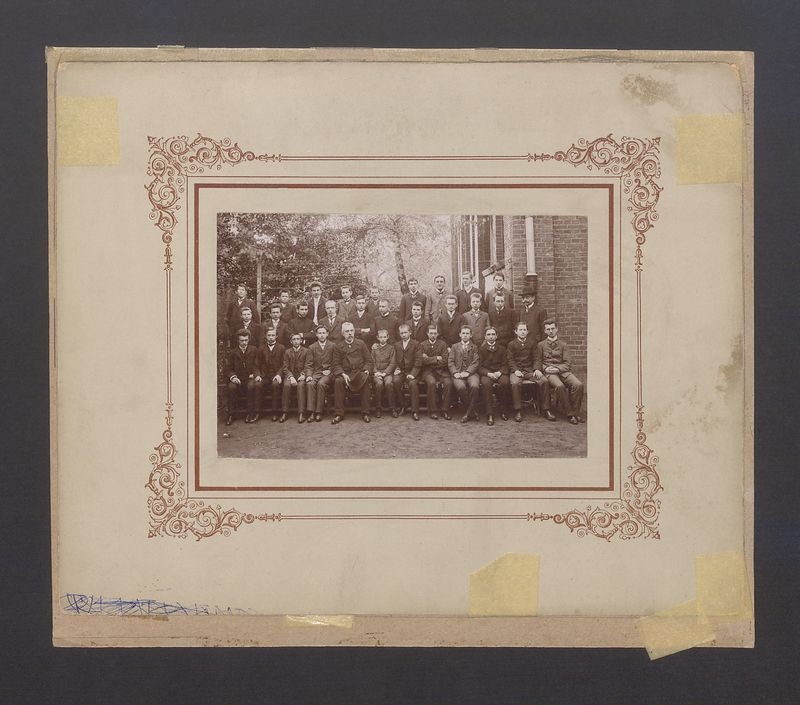 Uczniowie Gimnazjum Męskiego wraz z nauczycielami.