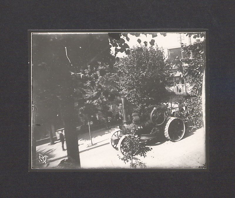 Szklane negatywy Dionizego Scholtza. Przejazd lokomobilu ul. Lecha.