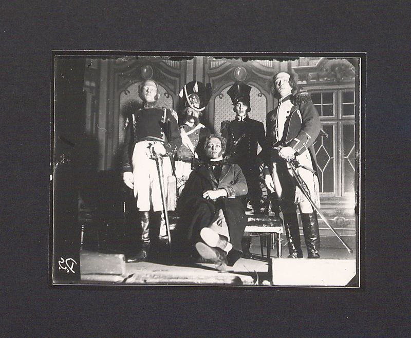 Szklane negatywy Dionizego Scholtza. Teatr uczniowski w Gimnazjum Bolesława Chrobrego – fragment „Warszawianki”.