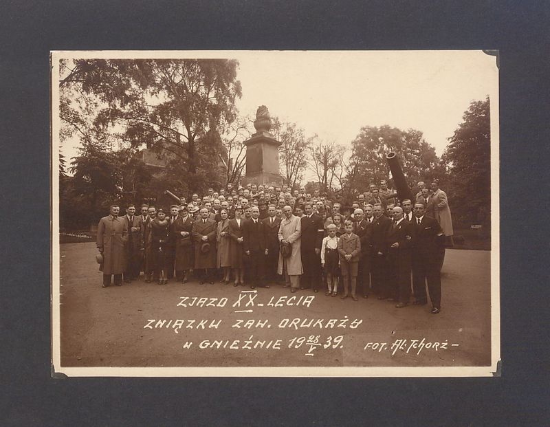 Zjazd drukarzy przed pomnikiem Poległych Bohaterów w parku przed dworcem.