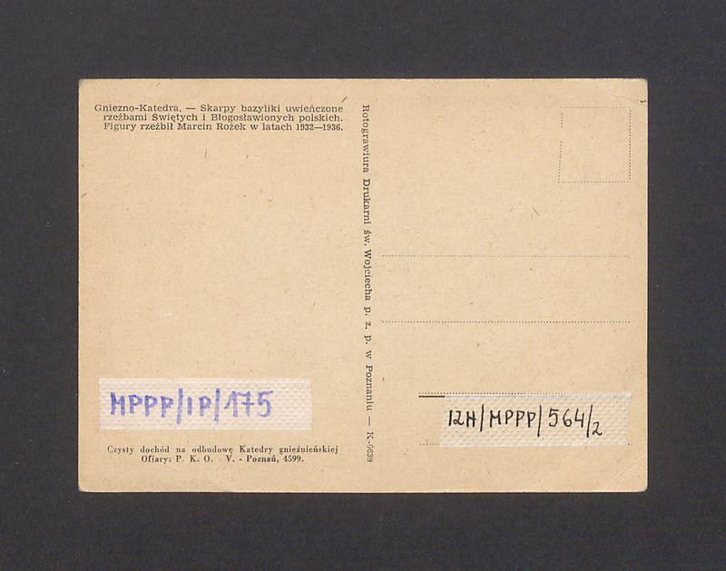 Gniezno - katedra. Skarpy bazyliki uwieńczone rzeźbami świętych i błogosławionych.