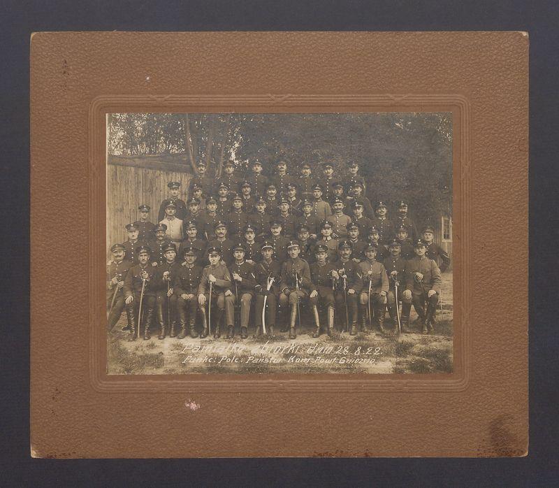 Pamiątka zbiórki 28-08-1922 r. funkcjonariuszy Policji Państwowej Komendy Powiatowej w Gnieźnie.