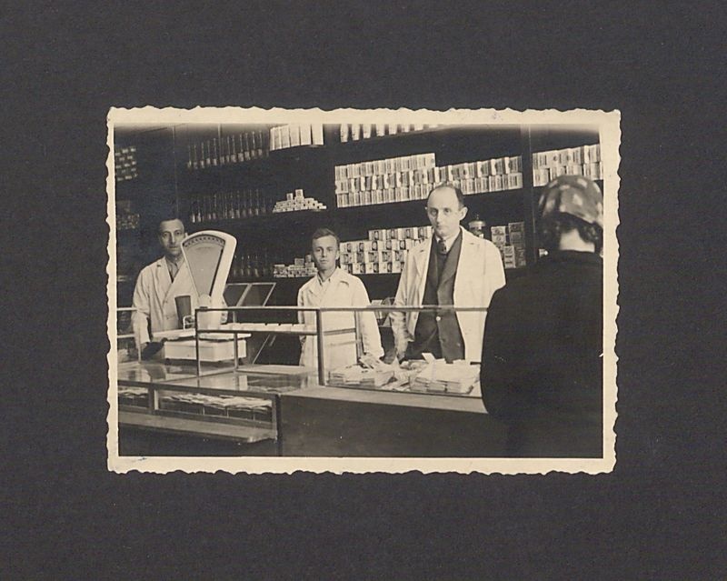 Wnętrze sklepu braci Hass z tzw. kolonialką.