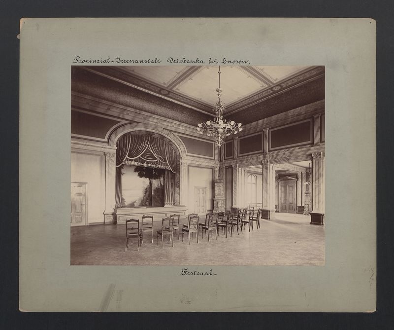 Gniezno – Dziekanka. Sala widowiskowa, fragment sali ze sceną.