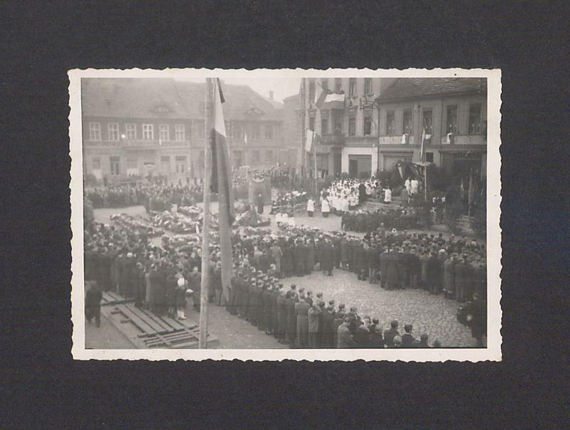 Powtórny pogrzeb pomordowanych w Rawiczu.