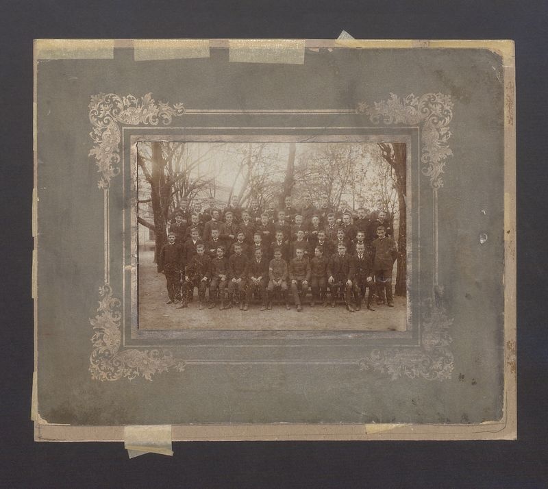 Uczniowie Gimnazjum Męskiego wraz z nauczycielami.