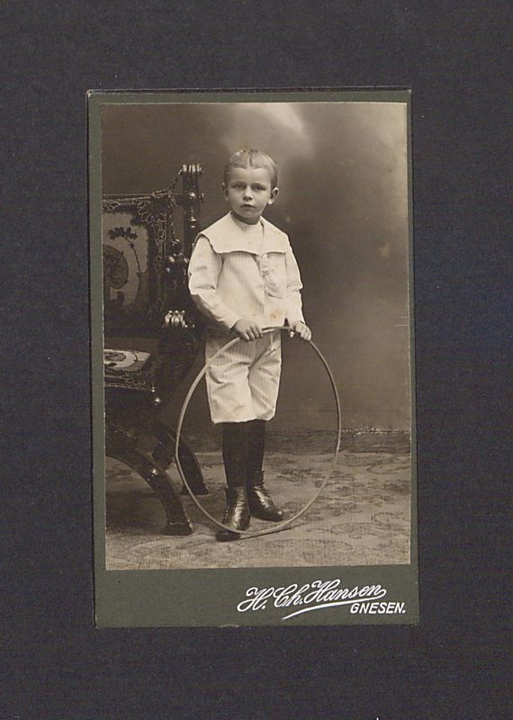 Portret kilkuletniego chłopca.