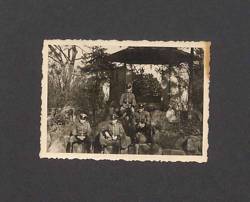 Niemieccy żołnierze przed altaną w Parku Miejskim.