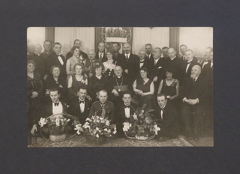 Wśród sfotografowanych księża: Stanisław Tłoczyński i Mateusz Zabłocki oraz prezydent Gniezna Leon Barciszewski i Bolesław Kasprowicz.