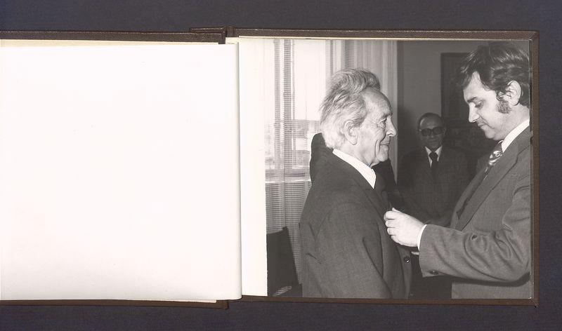 Album pamiątkowy z obrazujący uroczystość z okazji 80-lecia urodzin T. Kulisiewicza, cz. 1