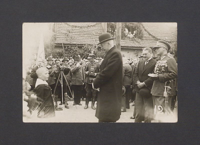 Uroczystości odsłonięcia pomnika Bolesława Chrobrego. Na pierwszym planie Janusz, syn Leona Barciszewskiego, który recytuje wiersz przed przed prezydentem RP Ignacym Mościckim.