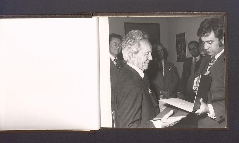 Album pamiątkowy z obrazujący uroczystość z okazji 80-lecia urodzin T. Kulisiewicza, cz. 1