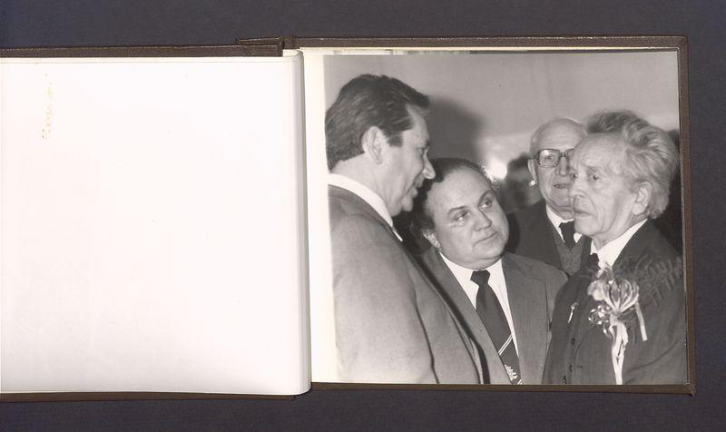 Album pamiątkowy z obrazujący uroczystość z okazji 80-lecia urodzin T. Kulisiewicza, cz. 2