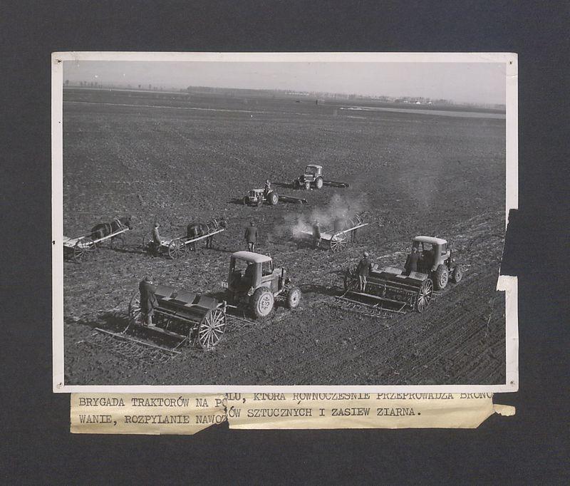 Brygada traktorów na polu [...]