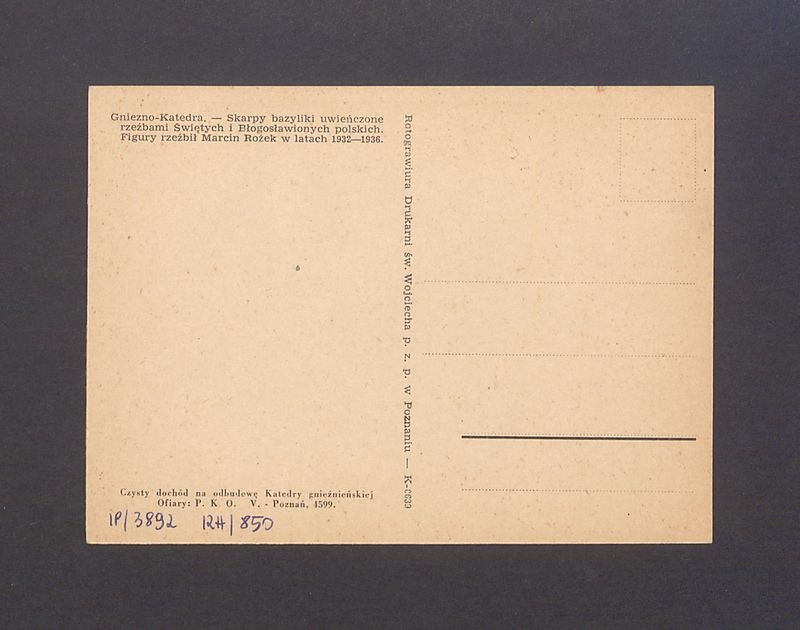 Skarpy bazyliki uwieńczone rzeźbami świętych i błogosławionych polskich.