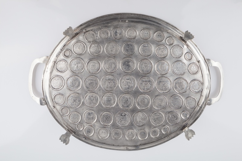 Taca inkrustowana numizmatami