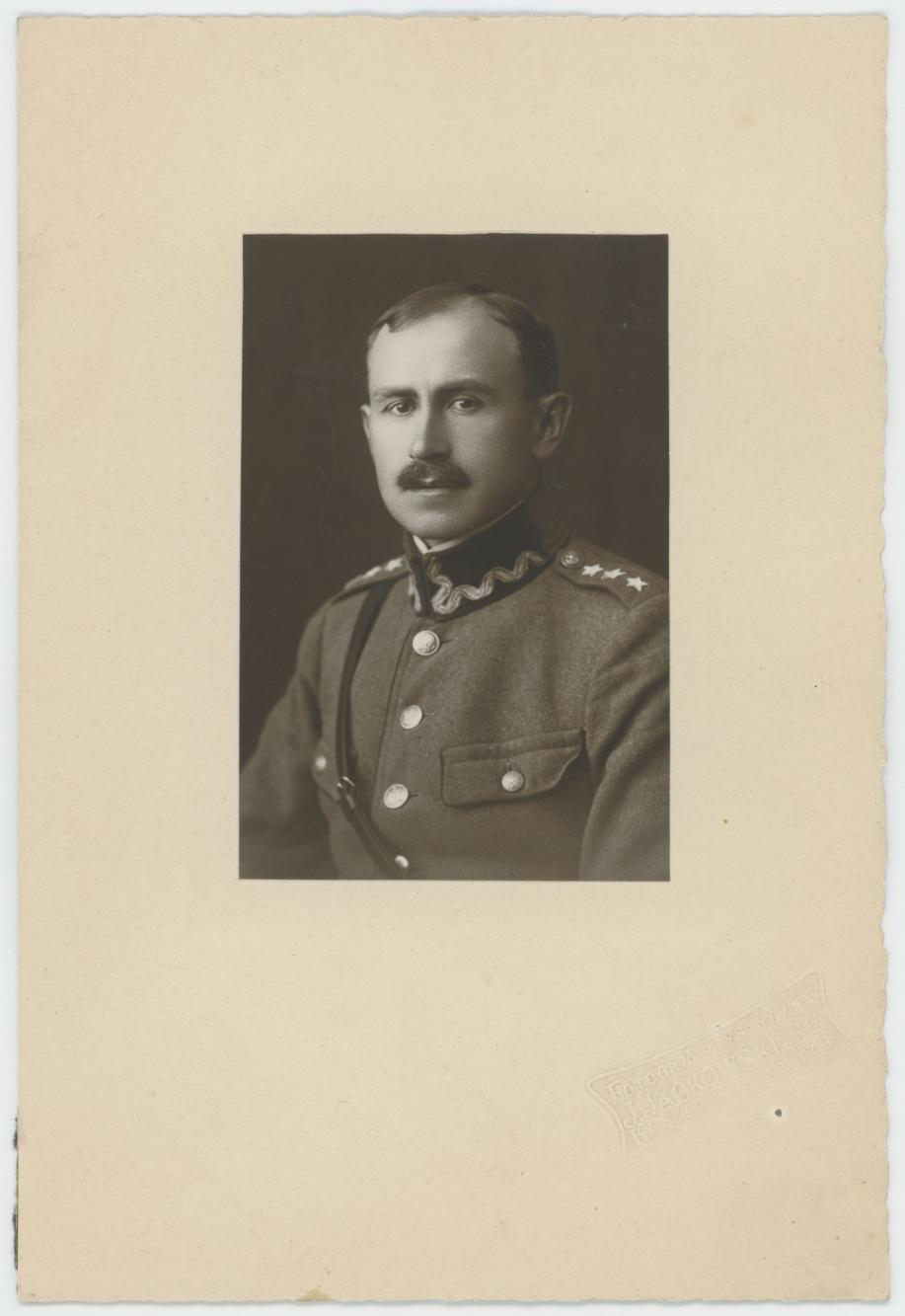 Fotografia przedstawiająca Mieczysława Trzeciaka w mundurze