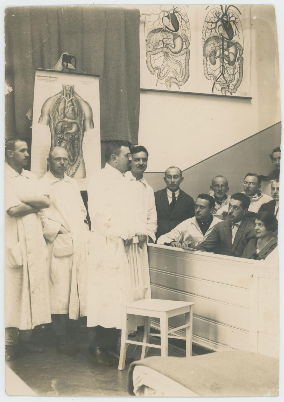 Fotografia przedstawiająca wykładowców i studentów medycyny