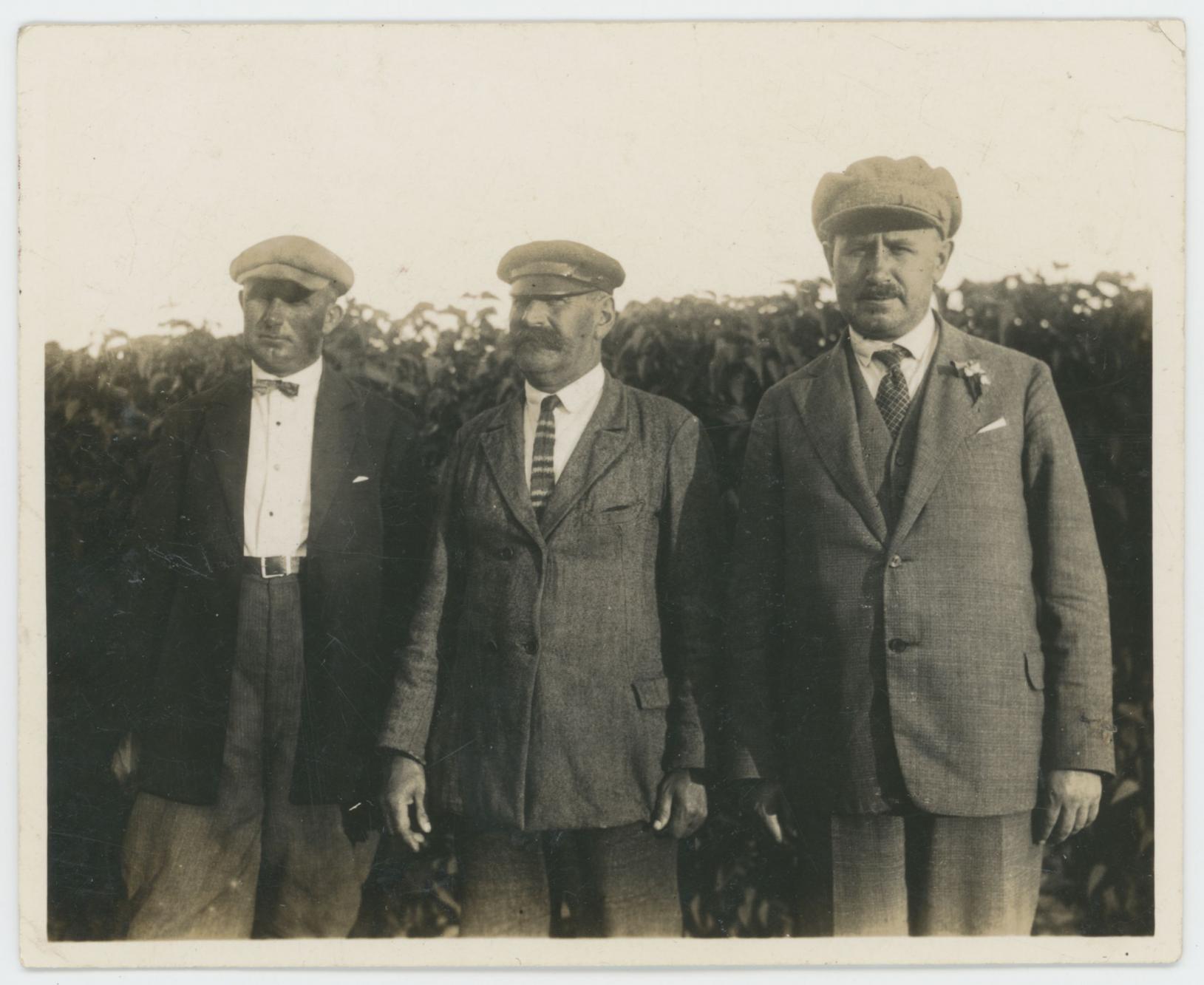 Fotografia przedstawiająca Mieczysława Trzeciaka z dwoma mężczyznami