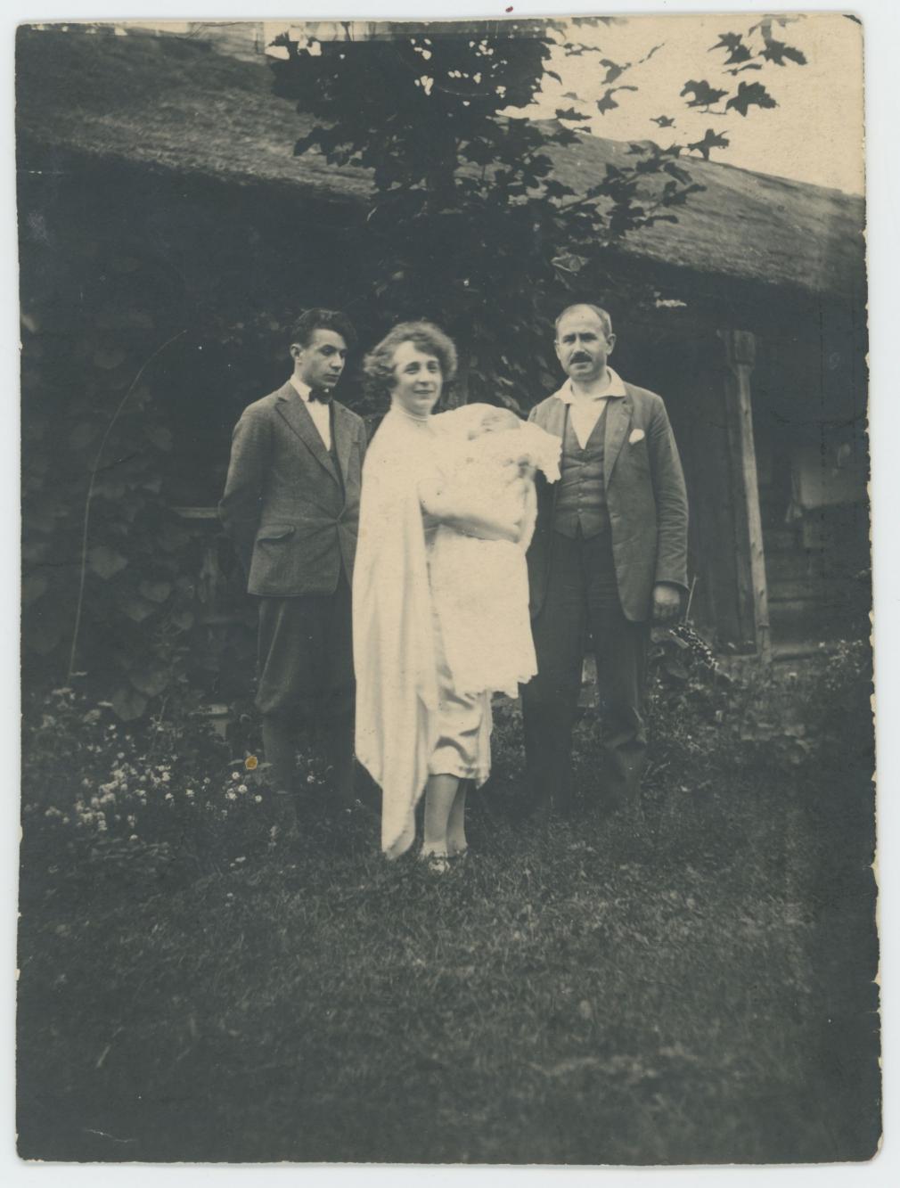Fotografia przedstawiająca Marię Kelm z córką Danutą (w beciku), synem Władysławem i mężem Mieczysławem Trzeciakiem