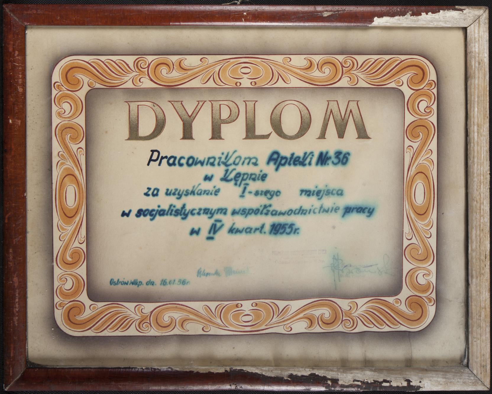 Dyplom dla pracowników apteki w Kępnie za uzyskanie I miejsca w socjalistycznym współzawodnictwie pracy