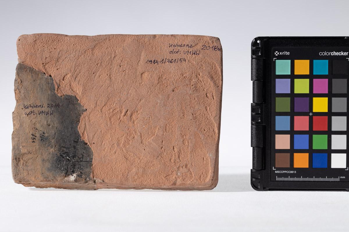 Płytka z wyobrażeniem jeźdźca przy Drzewie Życia