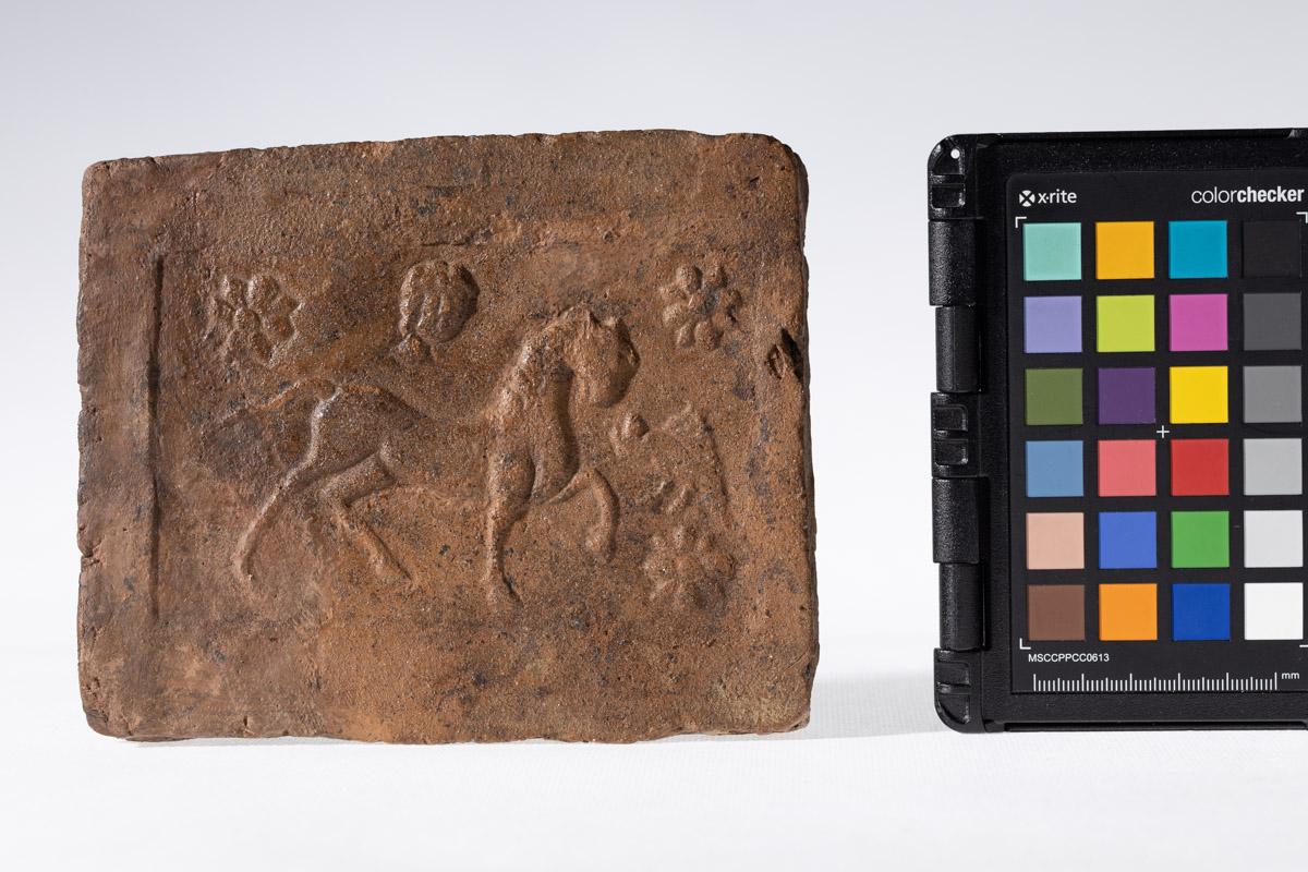 Płytka z wyobrażeniem konia, głowy ludzkiej i smoka