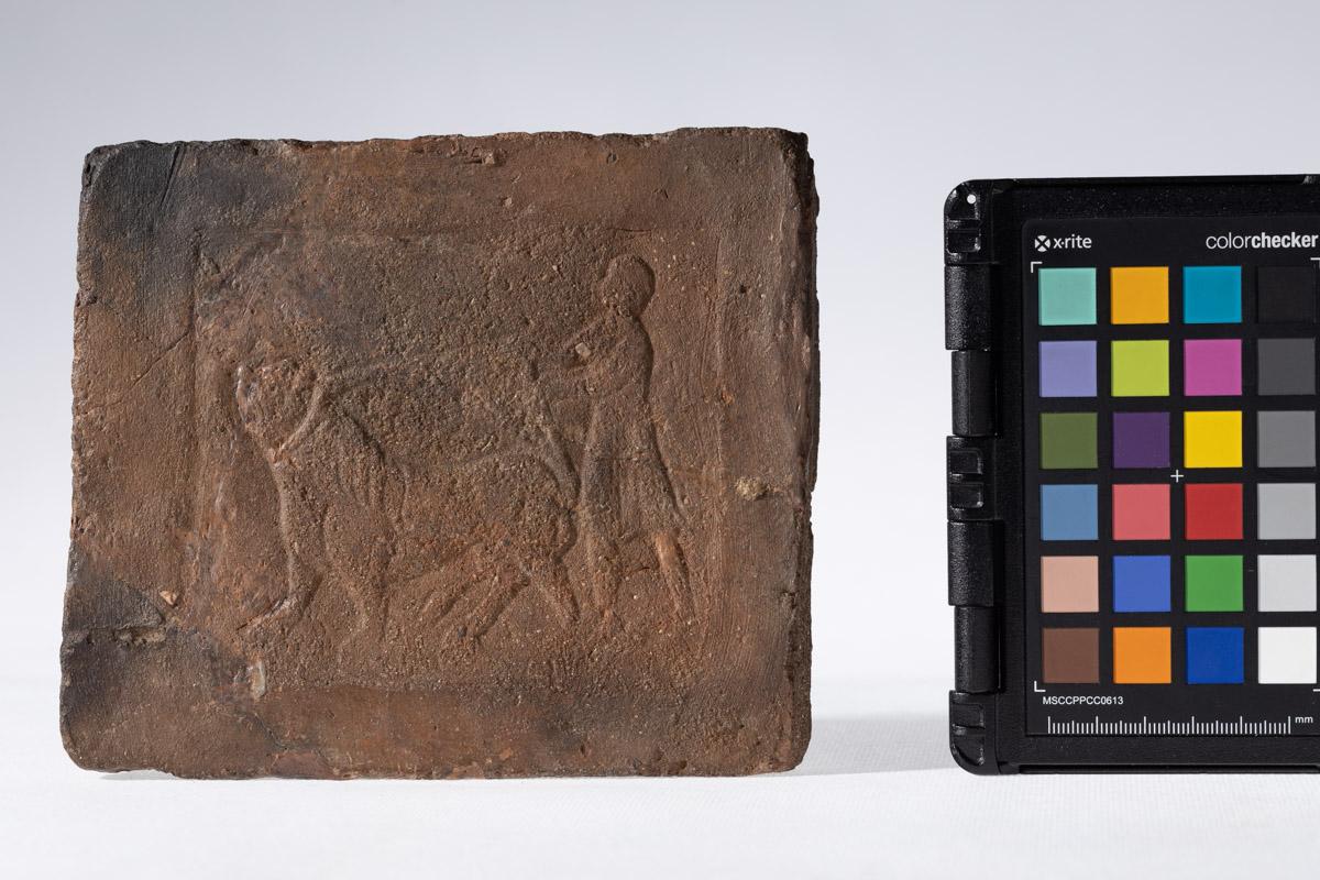 Płytka z wyobrażeniem człowieka prowadzącego lwa na arkanie