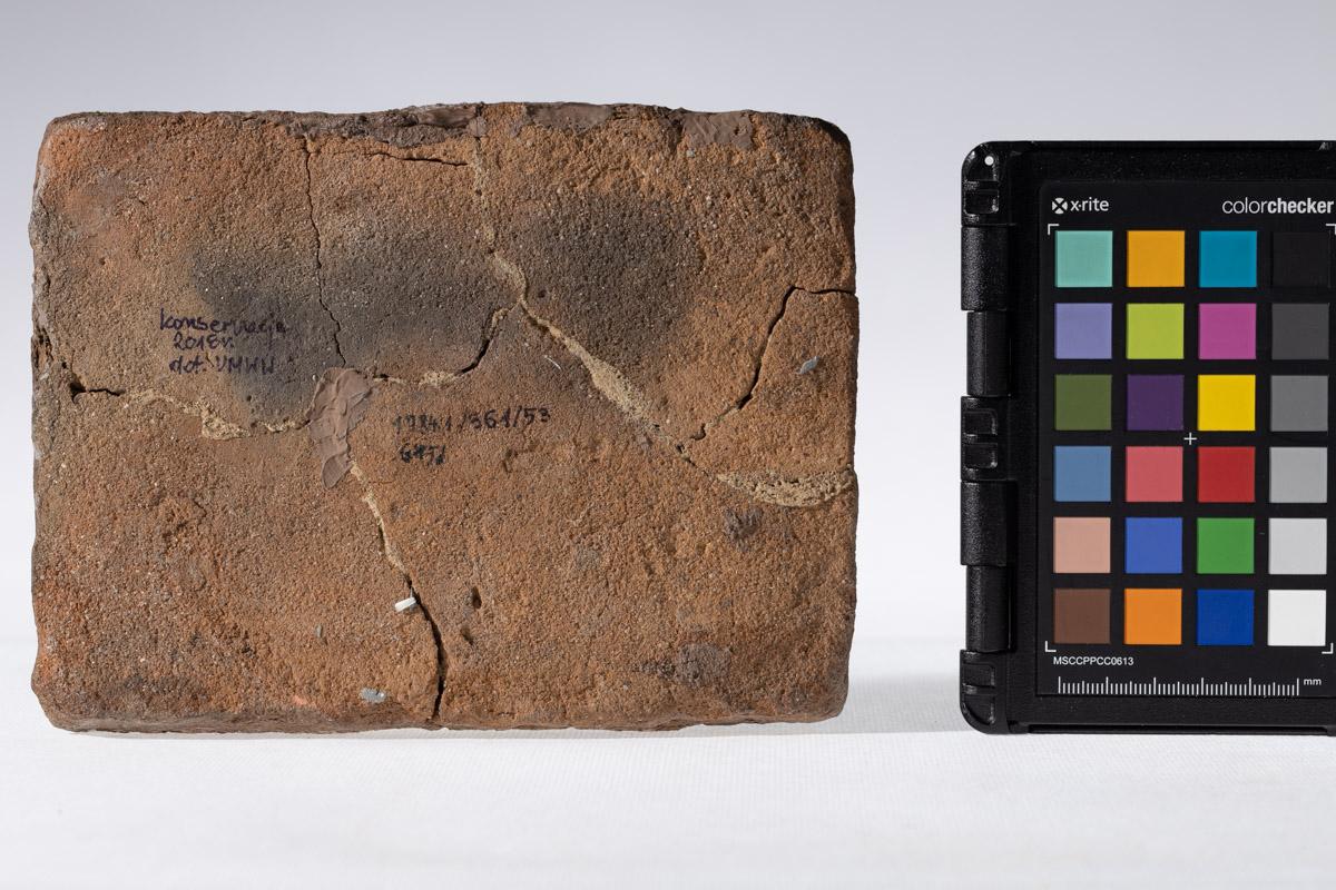 Płytka z wyobrażeniem jeźdźca przy Drzewie Życia