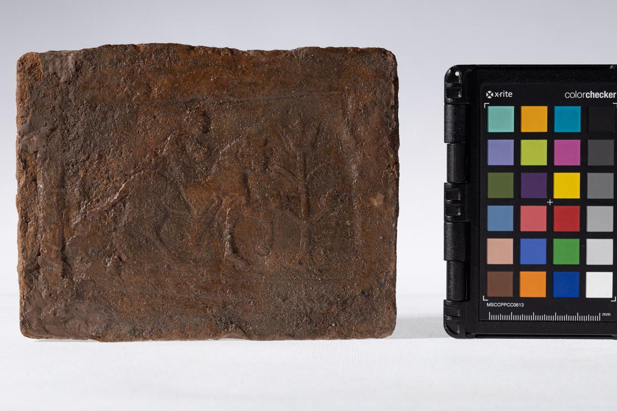 Płytka z wyobrażeniem jeźdźca przy Drzewie Życia